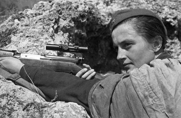 Lyudmila Pavlichenko was a Soviet sniper during the Second World War who scored 309 fatal hits on enemy soldiers and officers. - Sputnik Africa