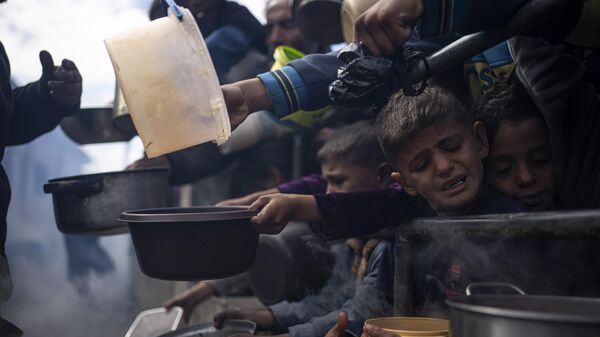  Палестинцы выстраиваются в очередь за бесплатным обедом в Рафахе, Палестина - Sputnik Afrique