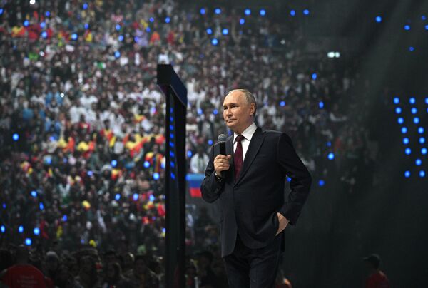 Russian President Vladimir Putin speaks at the closing ceremony of the World Youth Festival. - Sputnik Africa