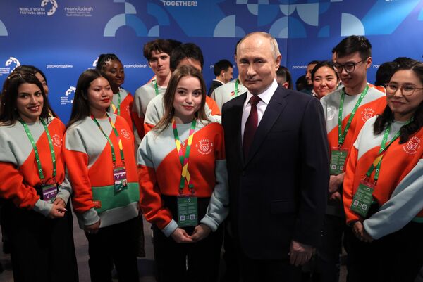 Russian President Vladimir Putin is photographed with foreign students studying in Russia - participants of the World Youth Festival - Sputnik Africa