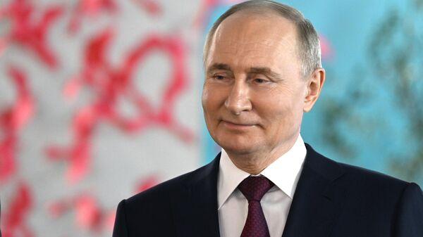 Russian President Vladimir Putin visits the World Youth Festival - Sputnik Africa