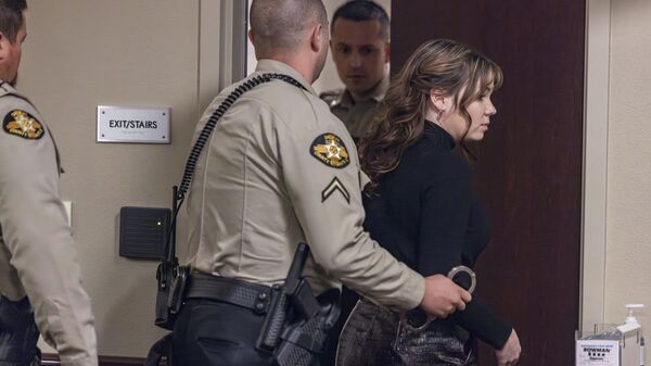 Hannah Gutierrez-Reed looks over at her mom Stacy Reed as she is taken into custody after the guilty verdict during her trial at district court on Wednesday, March 6, 2024, in Santa Fe, N.M. - Sputnik Africa