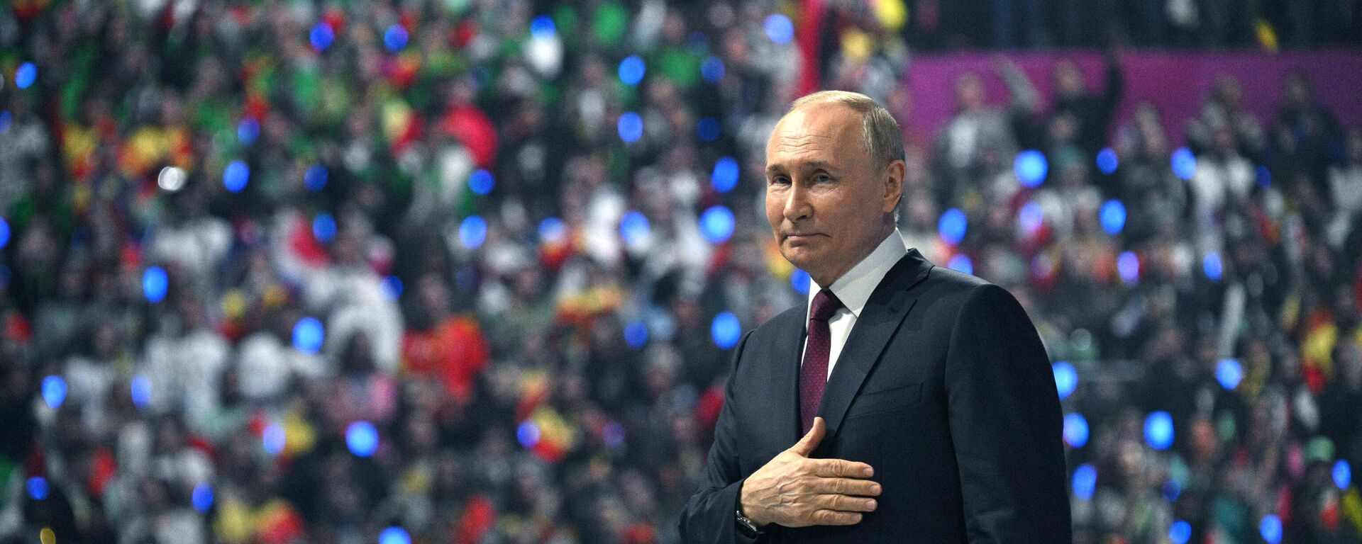 Russian President Vladimir Putin greets the audience the closing ceremony of the 2024 World Youth Festival - Sputnik Africa, 1920, 07.03.2024