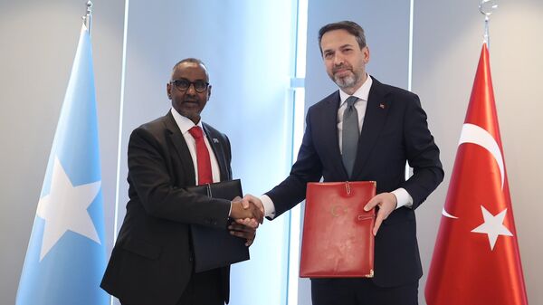 Abdirizak Mohamed, Somalia's Minister of Petroleum & Mineral Resources, and Alparslan Bayraktar, Turkey's Minister of Energy and Natural Resources during the signing of an energy agreement between the two countries. - Sputnik Africa