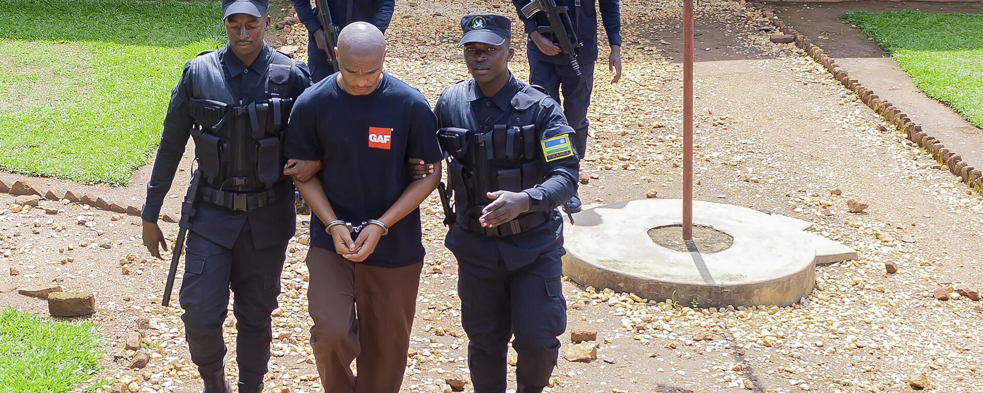 Denis Kazungu, front center, is escorted by police in Kicukiro Primary Court in Kigali, Rwanda, Thursday, Sept.21, 2023. A suspected serial killer in Rwanda on Thursday pleaded guilty at a court on Thursday, saying he killed 14 people. - Sputnik Africa, 1920, 09.03.2024