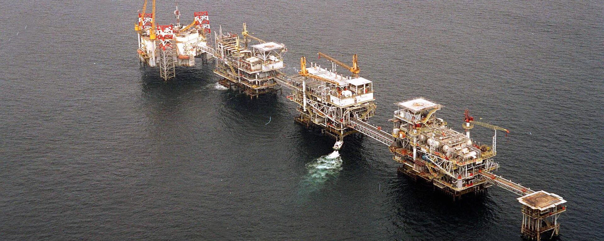 A five-platform complex pumps crude off the coast of Cabinda, Angola's most prolific oil field in this Friday, July 12, 2002 file photo. - Sputnik Africa, 1920, 09.03.2024