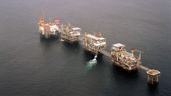 A five-platform complex pumps crude off the coast of Cabinda, Angola's most prolific oil field in this Friday, July 12, 2002 file photo. - Sputnik Africa