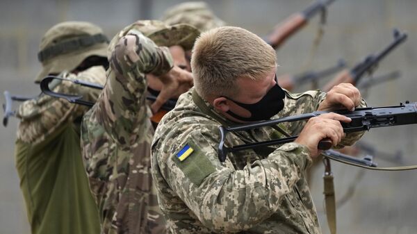 Ukrainian volunteer military recruits take part in an urban battle exercise whilst being trained by British Armed Forces at a military base in Southern England, Monday, Aug. 15, 2022 - Sputnik Africa
