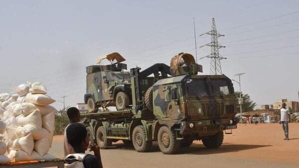 Un véhicule militaire de l'armée française appartenant à un convoi de troupes françaises traverse le quartier du Lazaret à Niamey le 10 octobre 2023. - Sputnik Afrique