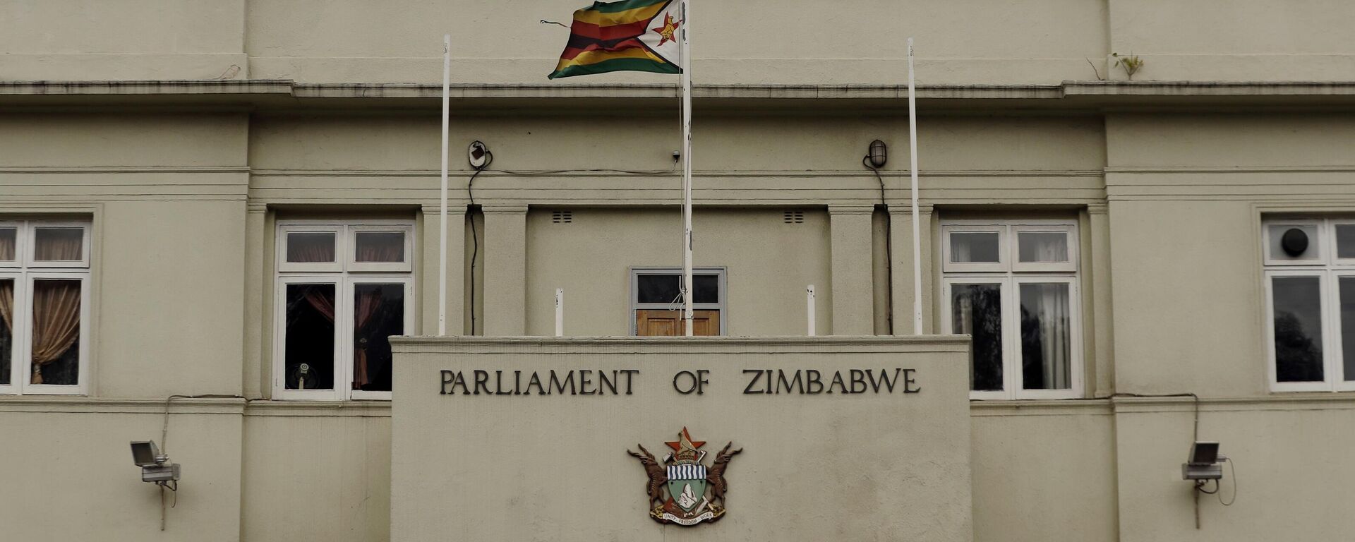 The Zimbabwean flag flies at half-mast at the parliament building in Harare, Zimbabwe, Saturday, Sept. 7, 2019.  - Sputnik Africa, 1920, 11.03.2024