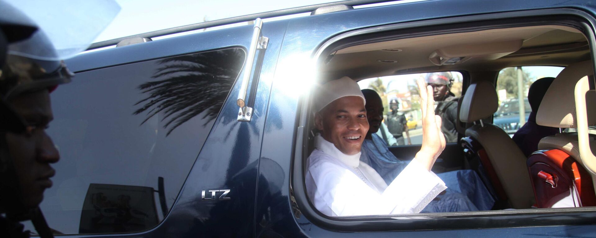 Karim Wade, son of former Senegalese President Abdoulaye Wade, waves as he arrives at the office of the special prosecutor investigating him on charges of embezzled funds, in Dakar, Senegal Friday, March 15, 2013.  - Sputnik Africa, 1920, 12.03.2024