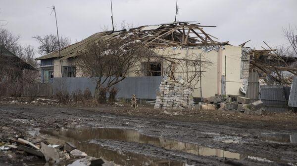 Une maison en ruine dans le village de Nevelskoïé (archive photo) - Sputnik Afrique