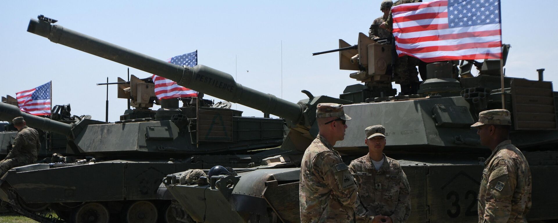 US soldiers stand by Abrams Battle Tanks bearing the US flag ahead of a military drill. File photo. - Sputnik Africa, 1920, 13.03.2024