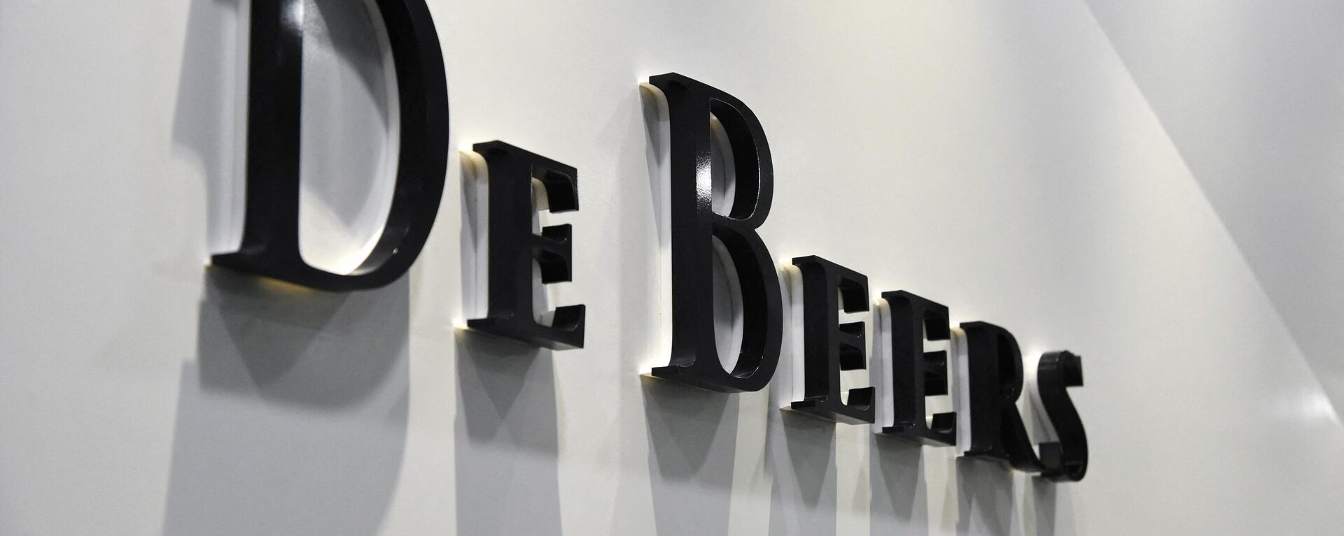 This photograph taken on November 3, 2016 shows the signage at the entrance of the De Beers Auction House office in Singapore. - Sputnik Africa, 1920, 13.03.2024