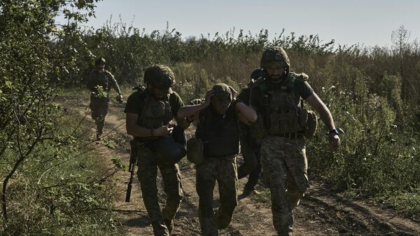 L'évacuation d'un blessé par les militaires ukrainiens - Sputnik Afrique