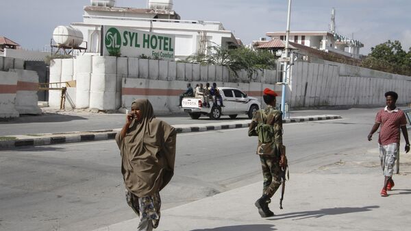 Somali security forces guard the entrance to the SYL hotel which was attacked by al-Shabaab Islamic extremist rebels on Tuesday night, in Mogadishu, Somalia Wednesday, Dec. 11, 2019. - Sputnik Africa