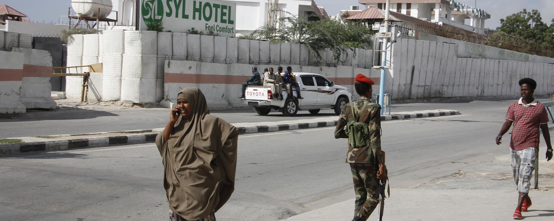 Somali security forces guard the entrance to the SYL hotel which was attacked by al-Shabaab Islamic extremist rebels on Tuesday night, in Mogadishu, Somalia Wednesday, Dec. 11, 2019. - Sputnik Africa, 1920, 03.06.2024