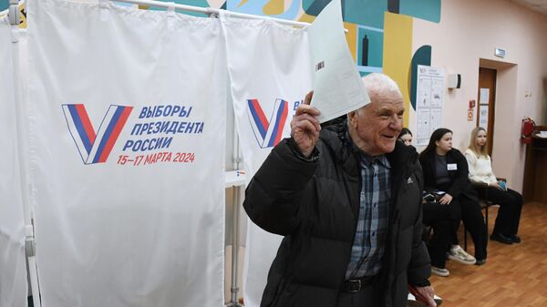 Un homme vote à l'élection présidentielle russe - Sputnik Afrique