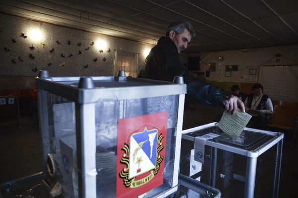 Voting in the referendum on the status of Crimea at a polling station in the village of Shirokoye. - Sputnik Africa