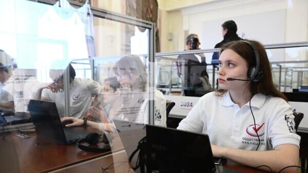 Une volontaire au centre de situation pour l'observation publique de l'élection présidentielle russe 2024 - Sputnik Afrique