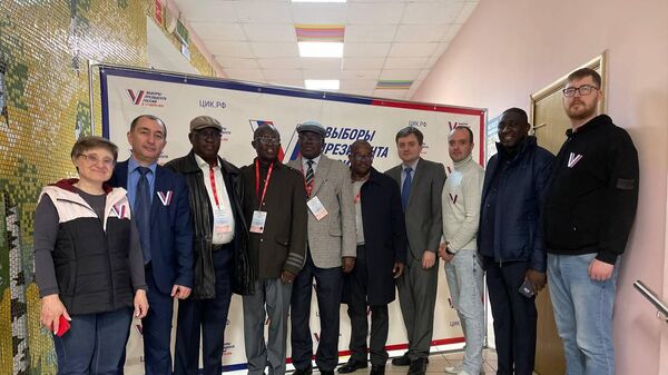 Namibian MP John Musialela Likando together with other observers and election officials at one of the polling stations in Moscow during the Russian presidential elections. - Sputnik Africa