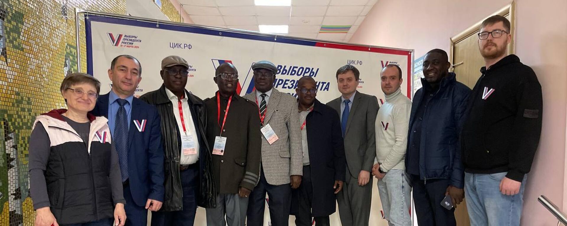 Namibian MP John Musialela Likando together with other observers and election officials at one of the polling stations in Moscow during the Russian presidential elections. - Sputnik Africa, 1920, 16.03.2024