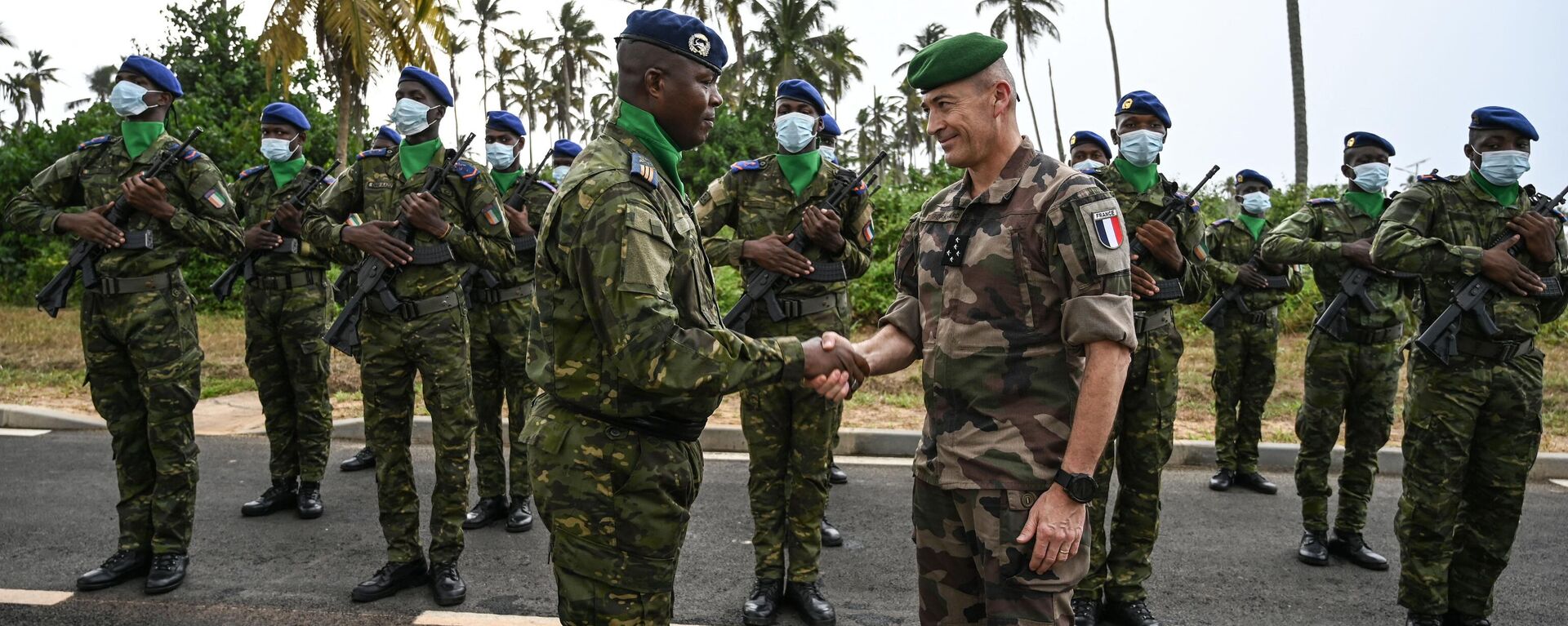 General Thierry Burkhard (R) Army Chief of Staff of the French Army is greeted by General Kouame Julien, Army Chief of Staff of the Ivory Coast Army during a visit to the International Counterterrorism Academy in Jaqueville on February 7, 2022. - Sputnik Africa, 1920, 16.03.2024