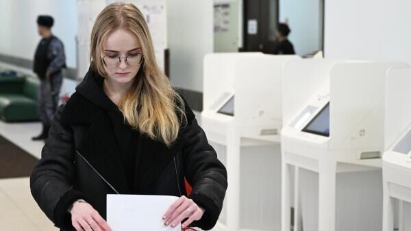 Une jeune femme vote à Moscou le 16 mars 2024 - Sputnik Afrique