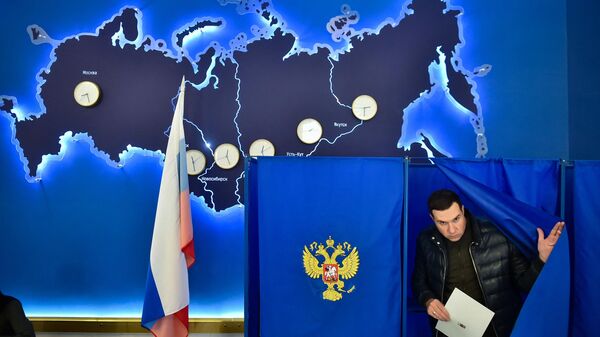 A man votes in Russia's presidential election in the Siberian city of Novosibirsk - Sputnik Africa