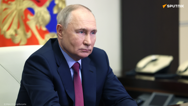 Vladimir Poutine avec son état-major après l’annonce des résultats préliminaires de la présidentielle russe - Sputnik Afrique