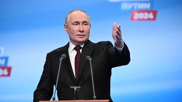 Vladimir Putin speaks to journalists at his election headquarters - Sputnik Afrique
