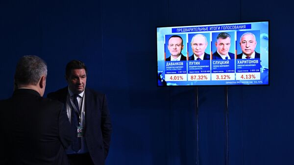 Screen with current results of voting in the Russian presidential election - Sputnik Africa