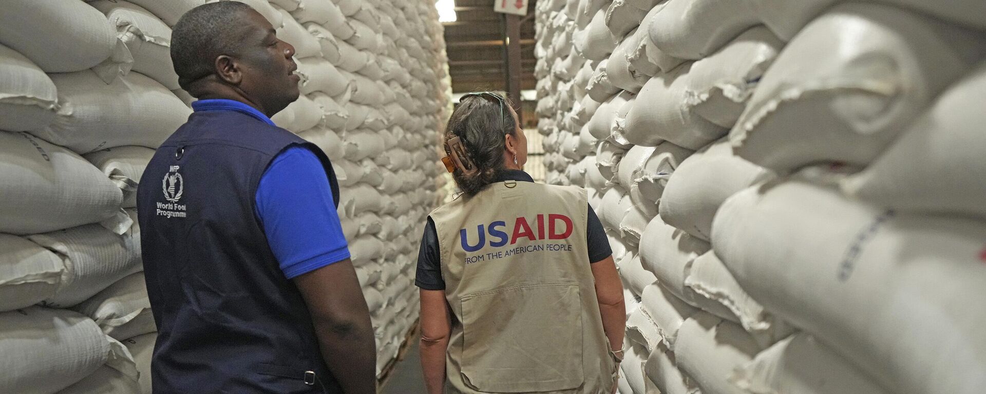 Officials from USAID and WFP inspect a donation of $11 million worth of food aid at a ceremony in Harare, Zimbabwe, Wednesday, Jan 17. 2024. - Sputnik Africa, 1920, 18.03.2024