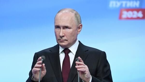 Vladimir Poutine répond aux questions de journalistes dans son QG de campagne - Sputnik Afrique