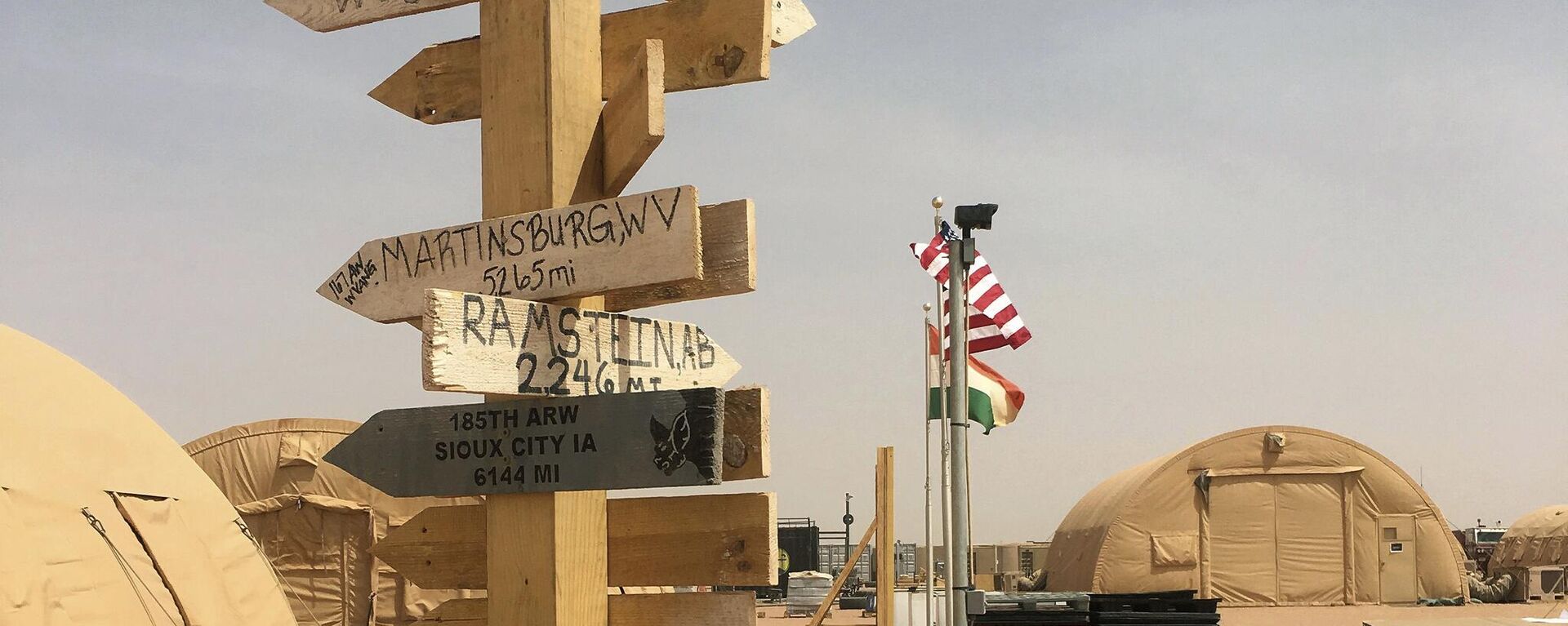 In this photo taken Monday, April 16, 2018, a direction and distance marker at the base camp for air forces and other personnel supporting the construction of Niger Air Base 201in Agadez, Niger.  - Sputnik Africa, 1920, 19.04.2024