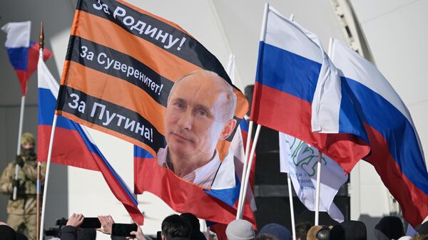Des drapeaux russes hissés lors de l'événement à l'occasion de la 10e anniversaire de la réunification de la Crimée avec la Russie - Sputnik Afrique