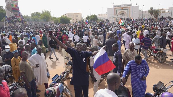 Des Nigériens, certains brandissant des drapeaux russes, participent à une marche à l'initiative des partisans du général Abdourahmane Tchiani à Niamey, au Niger, le 30 juillet 2023. - Sputnik Afrique
