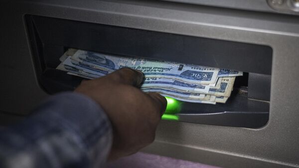 A man withdraws Ethiopian Birr from an ATM in Addis Ababa on December 4, 2023. - Sputnik Africa