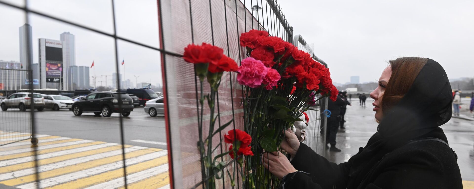 People laying flowers to commemorate the victims of the terrorist attack on the Crocus City Hall concert venue in Krasnogorsk outside Moscow, Russia. - Sputnik Africa, 1920, 26.03.2024