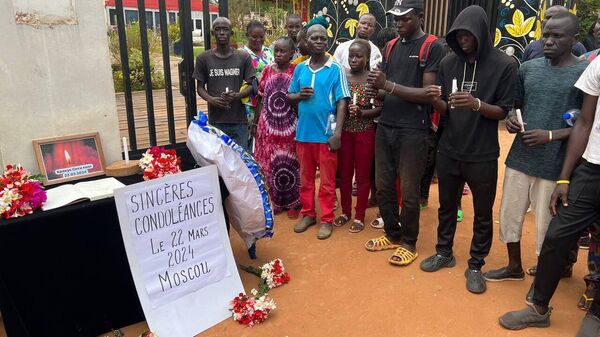 Central Africans are bringing flowers to the Russian House cultural and educational center in Bangui after a terrorist attack near Moscow. - Sputnik Africa