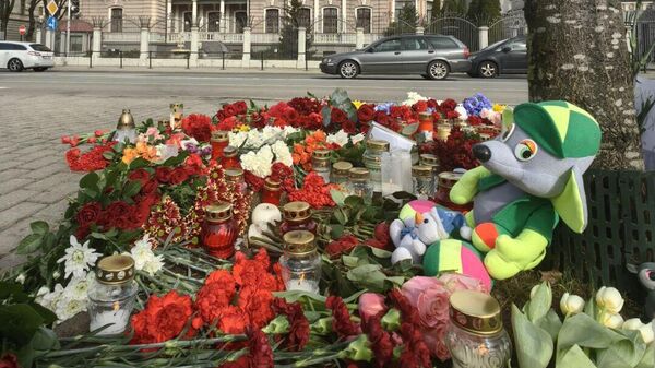 Latvian police prohibit Riga residents from bringing flowers to the Russian Embassy. A spontaneous memorial was organized opposite - Sputnik Africa