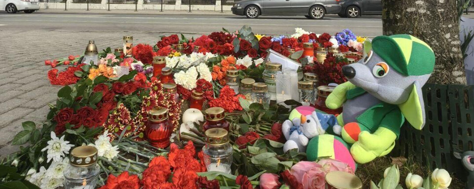 Latvian police prohibit Riga residents from bringing flowers to the Russian Embassy. A spontaneous memorial was organized opposite - Sputnik Africa, 1920, 24.03.2024