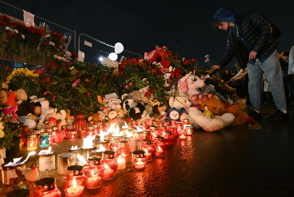 After the terrorist attack, the citizens of Moscow set up a memorial near the Crocus City Concert Hall, where they bring flowers and toys. - Sputnik Africa