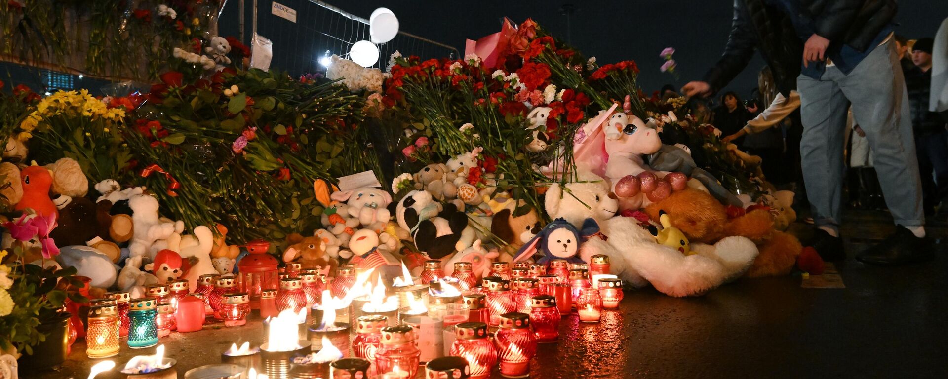 Candles, flowers and toys dedicated to the memory of the victims of the terrorist attack at Crocus City Hall - Sputnik Africa, 1920, 25.03.2024
