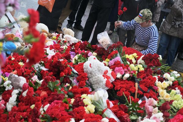 Toys placed near the concert hall in memory of the innocent children killed in the terrorist attack. - Sputnik Africa