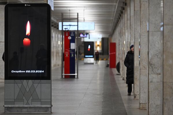 In Moscow subway stations, candles are displayed on information screens. The inscription reads, &quot;We mourn.&quot; - Sputnik Africa