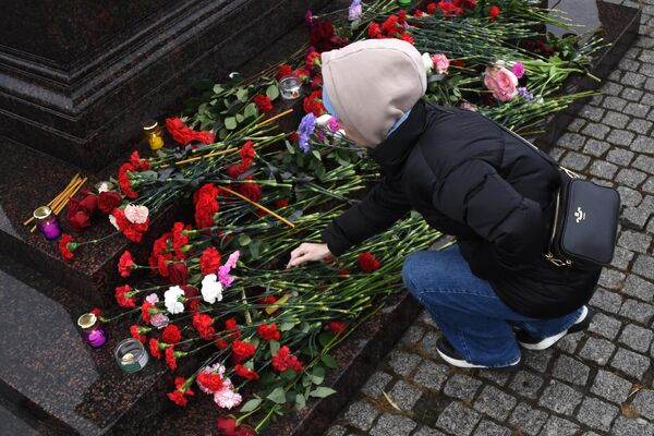 Woman laying flowers at the monument &quot;Vladivostok - City of Military Glory&quot;. - Sputnik Africa