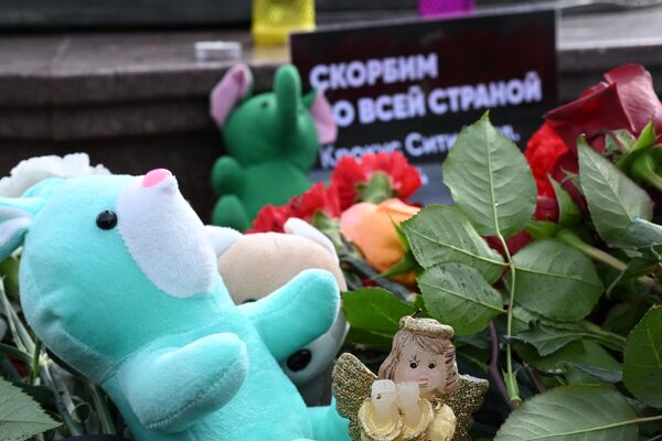 Flowers and toys in Russian city of Kazan, Tatarstan.  - Sputnik Africa