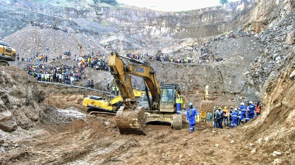 Excavators and people surround the scene of the miners rescue operation on Sunday, Dec. 3, 2023 in Chingola, around 400 kilometres north of the capital Lusaka, Zambia. - Sputnik Africa