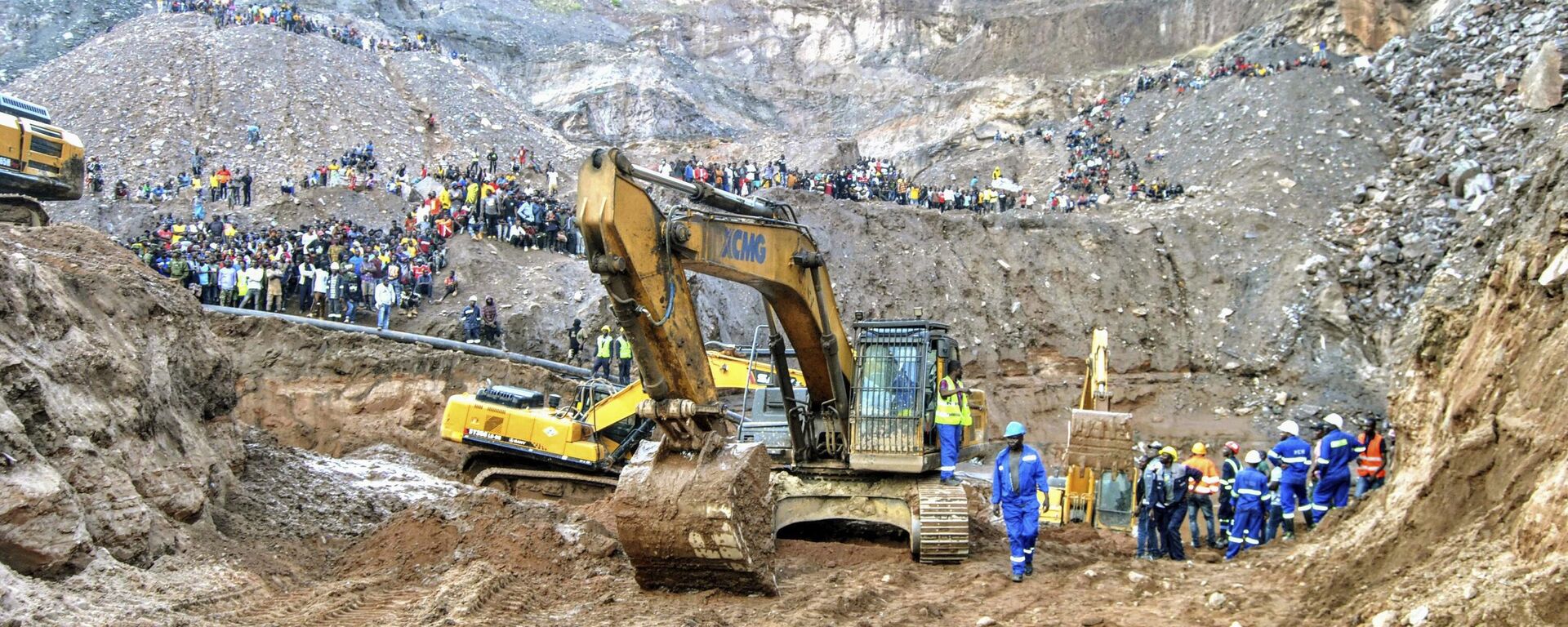 Excavators and people surround the scene of the miners rescue operation on Sunday, Dec. 3, 2023 in Chingola, around 400 kilometres north of the capital Lusaka, Zambia. - Sputnik Africa, 1920, 09.04.2024